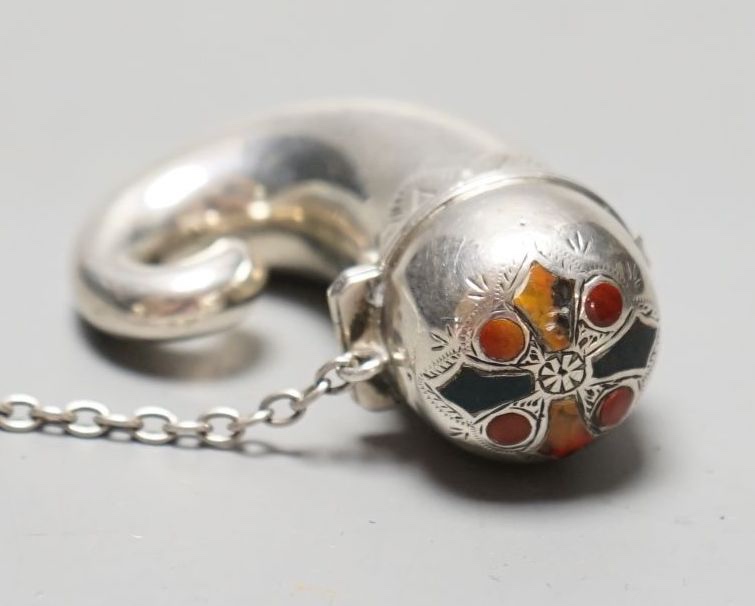 A late Victorian silver and Scottish hardstone inset cornucopia shaped vinaigrette, Birmingham, 1899, 48mm.